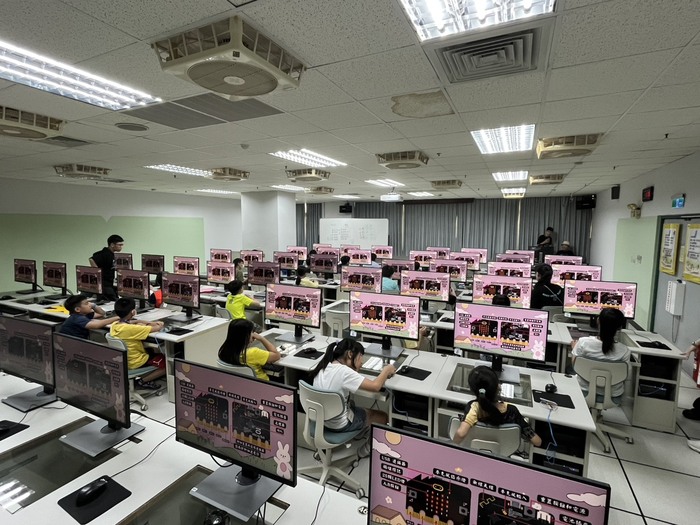 【電腦科學與人工智慧學系辦理暑期電腦育樂營—「動手玩 Micro:bit x mBot」】圖片