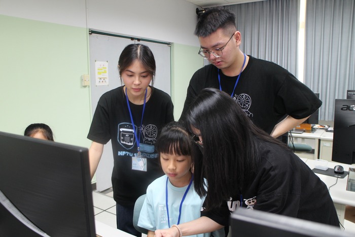 【電腦科學與人工智慧學系辦理暑期電腦育樂營—「動手玩 Micro:bit x mBot」】圖片