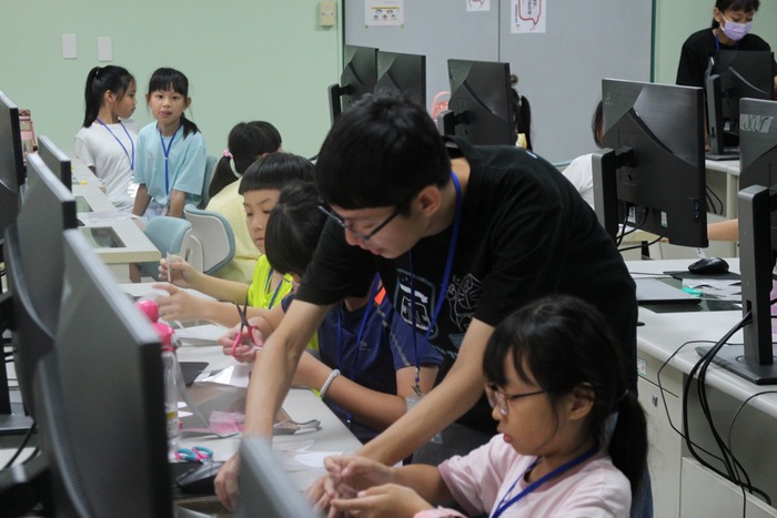 【電腦科學與人工智慧學系辦理暑期電腦育樂營—「動手玩 Micro:bit x mBot」】圖片